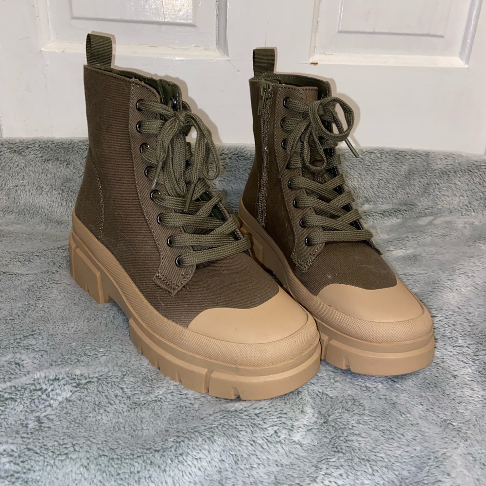 NoBo brand, size 7